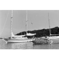 Patrouille de gendarmes maritimes en zodiac à Papeete. Contrôle des embarcations de plaisance. Voilier Altaïr.