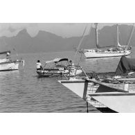 Patrouille de gendarmes maritimes en zodiac à Papeete. Contrôle des embarcations de plaisance.