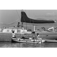 Patrouille de gendarmes maritimes en zodiac à Papeete. Contrôle des embarcations de plaisance.