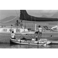 Patrouille de gendarmes maritimes en zodiac à Papeete. Contrôle des embarcations de plaisance.
