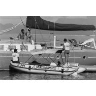 Patrouille de gendarmes maritimes en zodiac à Papeete. Contrôle des embarcations de plaisance.
