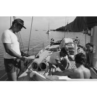 Patrouille de gendarmes maritimes en zodiac à Papeete. Contrôle des embarcations de plaisance.