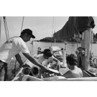 Patrouille de gendarmes maritimes en zodiac à Papeete. Contrôle des embarcations de plaisance.