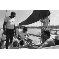 Patrouille de gendarmes maritimes en zodiac à Papeete. Contrôle des embarcations de plaisance.