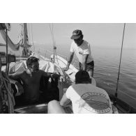 Patrouille de gendarmes maritimes en zodiac à Papeete. Contrôle des embarcations de plaisance.