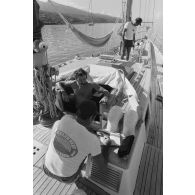 Patrouille de gendarmes maritimes en zodiac à Papeete. Contrôle des embarcations de plaisance.