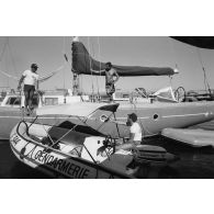Patrouille de gendarmes maritimes en zodiac à Papeete. Contrôle des embarcations de plaisance.