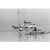 Patrouille de gendarmes maritimes en zodiac à Papeete. Contrôle des embarcations de plaisance.