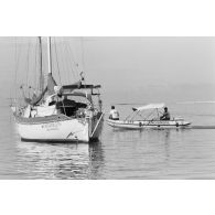 Patrouille de gendarmes maritimes en zodiac à Papeete. Contrôle des embarcations de plaisance. Voilier Emmirius (San Francisco).