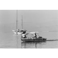 Patrouille de gendarmes maritimes en zodiac à Papeete. Contrôle des embarcations de plaisance.