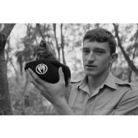 Un chaton, mascotte d'un militaire du train, peut-être au camp d'Arue.