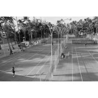 Installations sportives en zone Vie sur l'atoll de Moruroa (Mururoa). Courts de tennis.