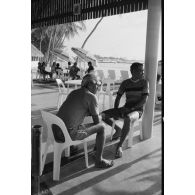 Installations de loisirs en zone Vie sur l'atoll de Moruroa (Mururoa). Café sur la plage.