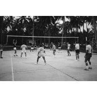 Installations sportives en zone Vie sur l'atoll de Moruroa (Mururoa). Match de volley-ball entre des éléments Air et le 5e régiment mixte du Pacifique (5e RMP).