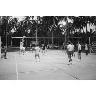 Installations sportives en zone Vie sur l'atoll de Moruroa (Mururoa). Match de volley-ball entre des éléments Air et le 5e régiment mixte du Pacifique (5e RMP).