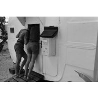 Le bureau postal militaire (BPM) de Moruroa et la boîte aux lettres.