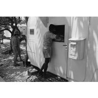 Le bureau postal militaire (BPM) de Moruroa et la boîte aux lettres.