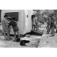 Attente au guichet du bureau postal militaire (BPM) de Moruroa et boîtes aux lettres.