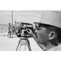 A Moruroa, des géomètres prennent des  mesures sur un chantier du 5e régiment mixte du Pacifique (5e RMP).