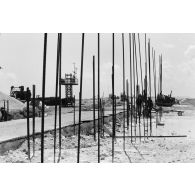 A Moruroa, édification d'un mur de protection contre les raz de marée par les légionnaires du 5e régiment mixte du Pacifique (5e RMP).