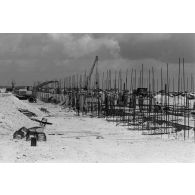 A Moruroa, édification d'un mur de protection contre les raz de marée par les légionnaires du 5e régiment mixte du Pacifique (5e RMP).