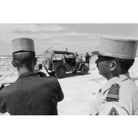 A Moruroa, des géomètres prennent des  mesures sur un chantier du 5e régiment mixte du Pacifique (5e RMP).