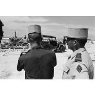 A Moruroa, des géomètres prennent des  mesures sur un chantier du 5e régiment mixte du Pacifique (5e RMP).