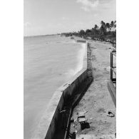 A Moruroa, édification d'un mur de protection contre les raz de marée par les légionnaires du 5e régiment mixte du Pacifique (5e RMP).