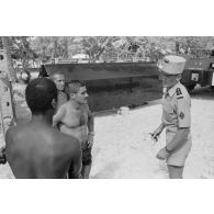 A Moruroa, édification d'un mur de protection contre les raz de marée par les légionnaires du 5e régiment mixte du Pacifique (5e RMP). Un officier inspecte le chantier.