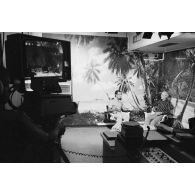 Louis Darinot, député et président de la Commission de la Défense nationale de l’Assemblée nationale, dans le studio d'enregistrement de télévision de Télé-Muru.