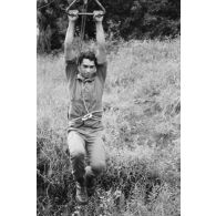 Le régiment d’infanterie de marine du Pacifique - Polynésie (RIMAP-P). Entraînement au centre d'instruction de montagne (CIM) de Papeete. Arrivée de la tyrolienne.