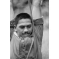 Le régiment d’infanterie de marine du Pacifique - Polynésie (RIMAP-P). Entraînement au centre d'instruction de montagne (CIM) de Papeete. Arrivée de la tyrolienne.