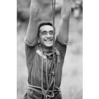 Le régiment d’infanterie de marine du Pacifique - Polynésie (RIMAP-P). Entraînement au centre d'instruction de montagne (CIM) de Papeete. Arrivée de la tyrolienne.