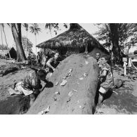 Le régiment d’infanterie de marine du Pacifique - Polynésie (RIMAP-P). Centre d'instruction nautique (CIN) de Tautira. Mise en oeuvre tactique de zodiac : récupération d'un zodiac enterré dans le sable.