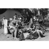 Le régiment d’infanterie de marine du Pacifique - Polynésie (RIMAP-P). Centre d'instruction nautique (CIN) de Tautira (Tahiti). Mise en oeuvre tactique de zodiac : gonflage de l'embarcation. Des enfants assistent à la scène malgré un panneau d'interdiction d'accès au terrain militaire.