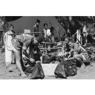 Le régiment d’infanterie de marine du Pacifique - Polynésie (RIMAP-P). Centre d'instruction nautique (CIN) de Tautira (Tahiti). Mise en oeuvre tactique de zodiac : gonflage de l'embarcation. Des enfants assistent à la scène malgré un panneau d'interdiction d'accès au terrain militaire.