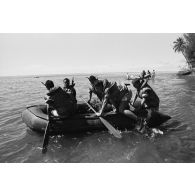 Entraînement du régiment d’infanterie de marine du Pacifique - Polynésie (RIMAP-P) au centre d'instruction nautique (CIN) de Tautira. Mise en oeuvre tactique de zodiac.