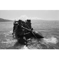 Entraînement du régiment d’infanterie de marine du Pacifique - Polynésie (RIMAP-P) au centre d'instruction nautique (CIN) de Tautira. Mise en oeuvre tactique de zodiac.