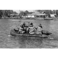 Entraînement du régiment d’infanterie de marine du Pacifique - Polynésie (RIMAP-P) au centre d'instruction nautique (CIN) de Tautira. Mise en oeuvre tactique de zodiac.