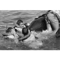 Entraînement du régiment d’infanterie de marine du Pacifique - Polynésie (RIMAP-P) au centre d'instruction nautique (CIN) de Tautira. Mise en oeuvre tactique de zodiac avec dessalage.