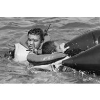 Entraînement du régiment d’infanterie de marine du Pacifique - Polynésie (RIMAP-P) au centre d'instruction nautique (CIN) de Tautira. Mise en oeuvre tactique de zodiac avec dessalage.