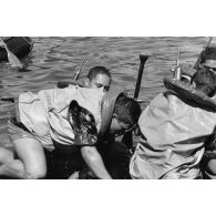 Entraînement du régiment d’infanterie de marine du Pacifique - Polynésie (RIMAP-P) au centre d'instruction nautique (CIN) de Tautira. Mise en oeuvre tactique de zodiac avec dessalage.