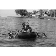 Entraînement du régiment d’infanterie de marine du Pacifique - Polynésie (RIMAP-P) au centre d'instruction nautique (CIN) de Tautira. Mise en oeuvre tactique de zodiac avec dessalage.