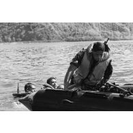 Entraînement du régiment d’infanterie de marine du Pacifique - Polynésie (RIMAP-P) au centre d'instruction nautique (CIN) de Tautira. Mise en oeuvre tactique de zodiac avec dessalage.