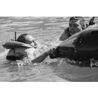 Entraînement du régiment d’infanterie de marine du Pacifique - Polynésie (RIMAP-P) au centre d'instruction nautique (CIN) de Tautira. Mise en oeuvre tactique de zodiac avec dessalage.