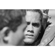 Portrait de militaire du régiment d’infanterie de marine du Pacifique - Polynésie (RIMAP-P) à l'entrainement au centre d'instruction nautique (CIN) de Tautira. Mise en oeuvre tactique de zodiac avec dessalage.