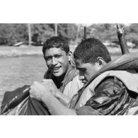 Entraînement du régiment d’infanterie de marine du Pacifique - Polynésie (RIMAP-P) au centre d'instruction nautique (CIN) de Tautira. Mise en oeuvre tactique de zodiac avec dessalage.