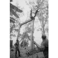 Le régiment d’infanterie de marine du Pacifique - Polynésie (RIMAP-P). Entraînement au centre d'instruction de montagne (CIM) de Papeete. Descente par le mat de l'asperge.