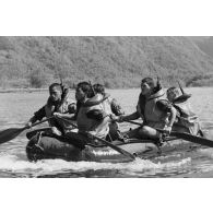 Entraînement du régiment d’infanterie de marine du Pacifique - Polynésie (RIMAP-P) au centre d'instruction nautique (CIN) de Tautira. Mise en oeuvre tactique de zodiac.