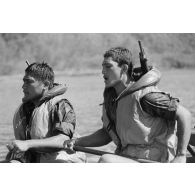 Entraînement du régiment d’infanterie de marine du Pacifique - Polynésie (RIMAP-P) au centre d'instruction nautique (CIN) de Tautira. Mise en oeuvre tactique de zodiac avec dessalage.